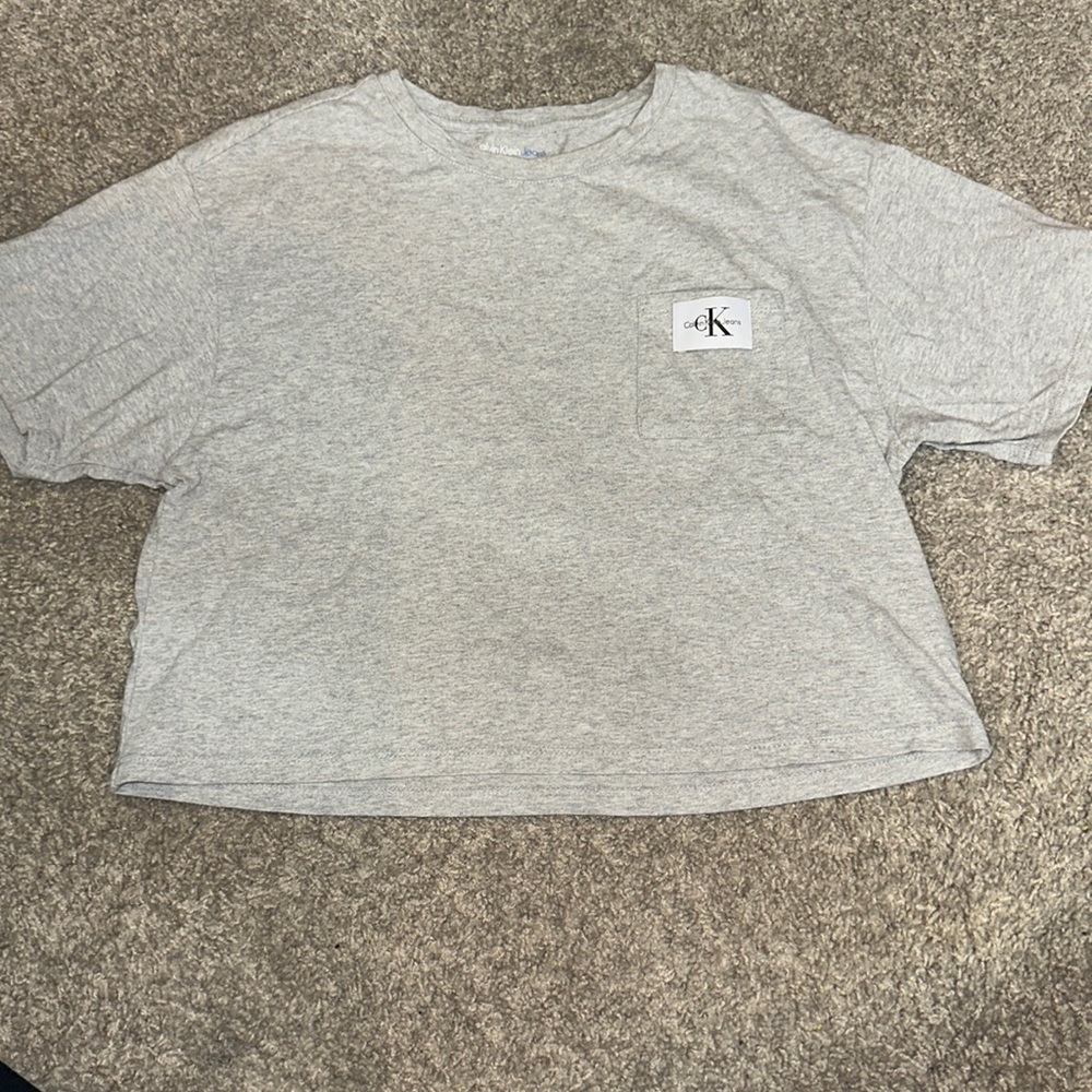 Cropped grey Calvin Klein tshirt